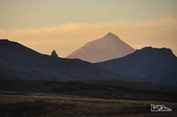Fim de tarde na Argentina, a caminho de Junín de Los Andes, passando ao lado do monte Lanin, o mais alto dessa região